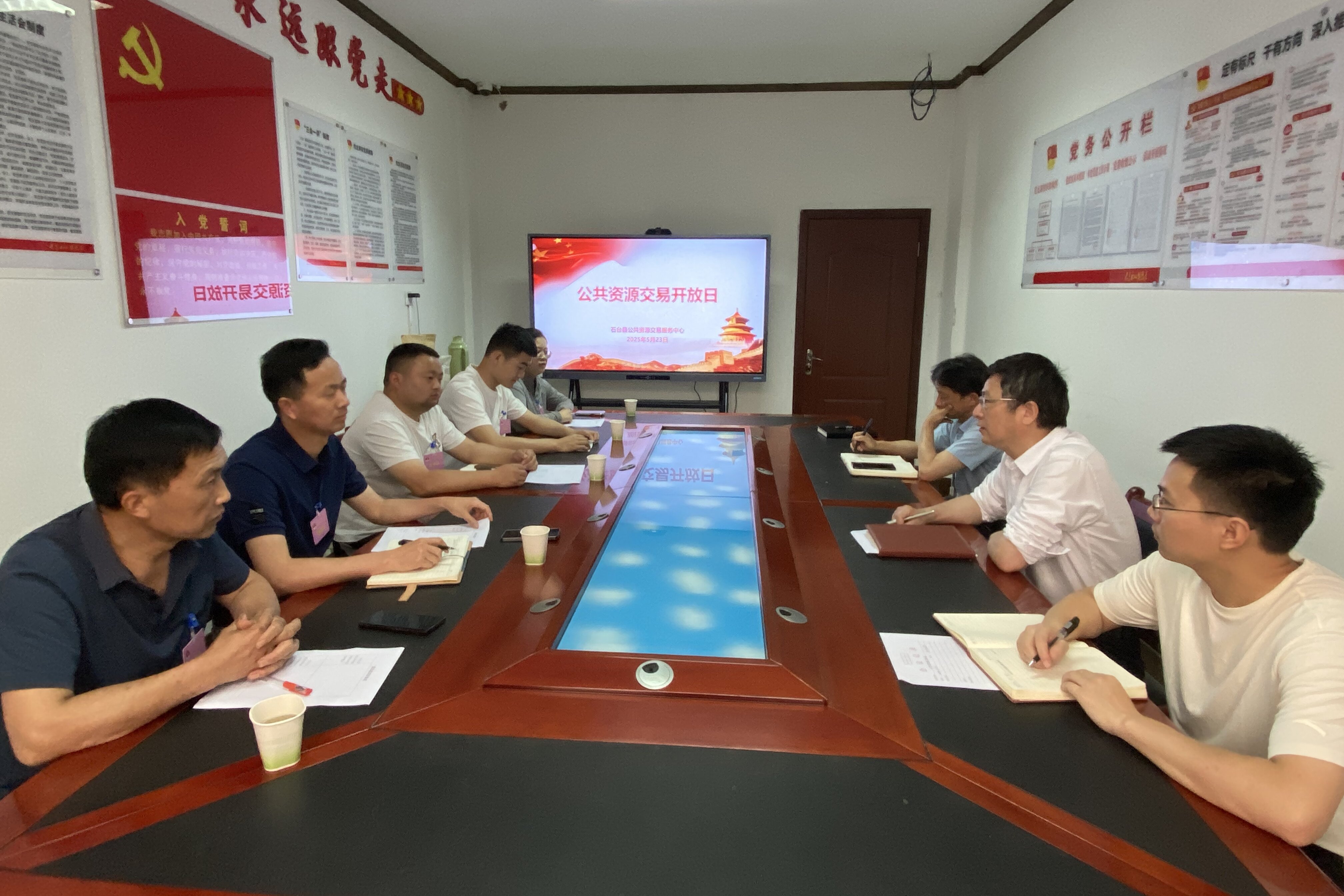 座谈会.jpg